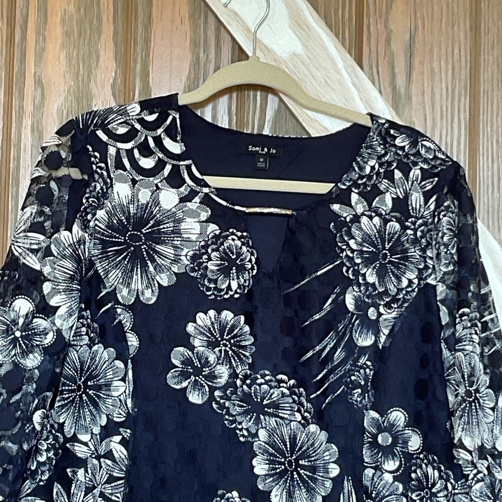 Blue top with white lace looking flowers.P2P 25.5, length 25-30.5” Size 1X - Picture 2 of 6